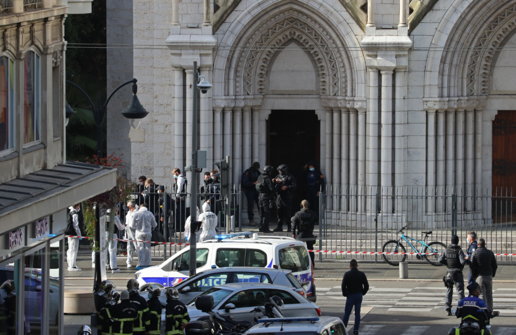 Нападение французский. Во Франции в 2015 нападение на Церковь.